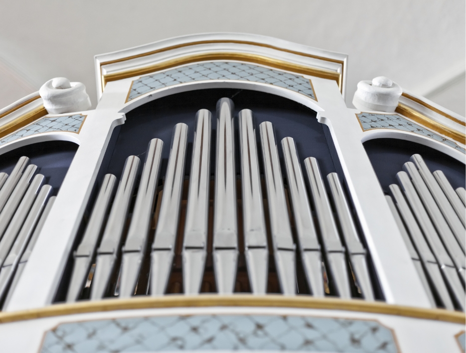 Piszczałki organów w ozdobnej oprawie architektonicznej. Piszczałki organów w ozdobnej oprawie architektonicznej.